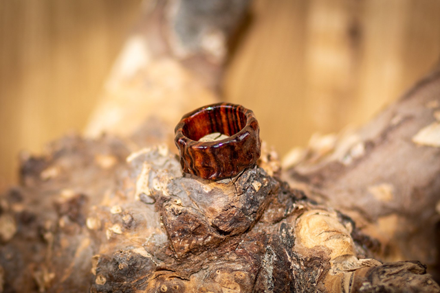 Ring: Rindenkraft – Handgefertigter Holzring 20mm