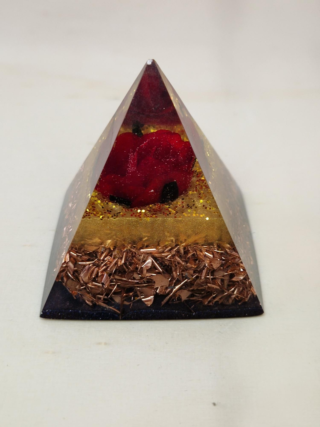 Orgonite, pyramide / 071