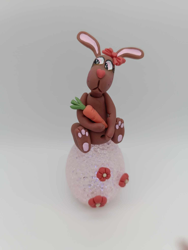 Lapine en porcelaine froide sur veilleuse oeuf