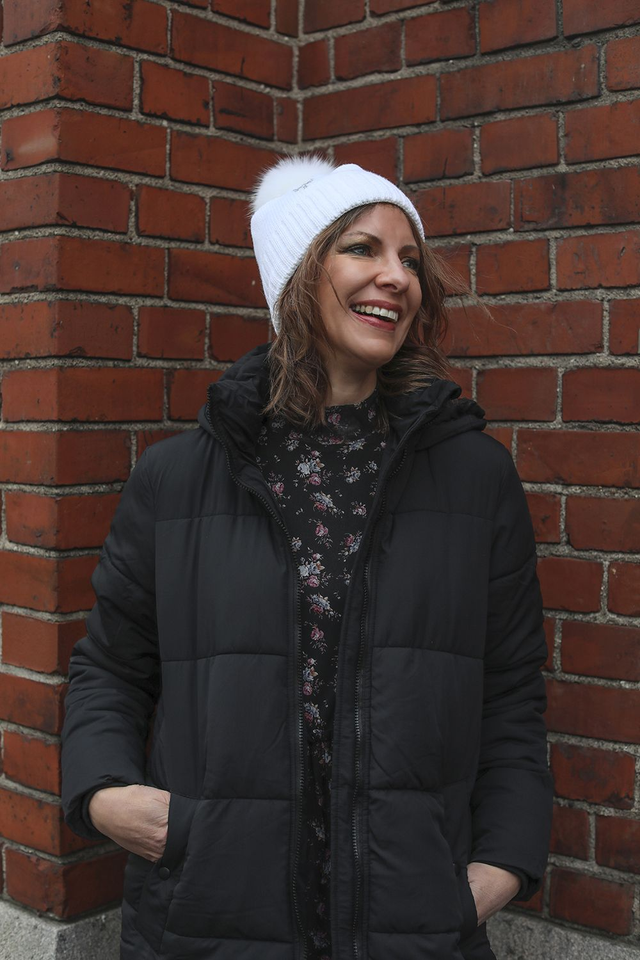 Valkoinen Pipolaki pipo aidolla turkistupsulla