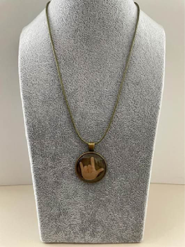 Halskette mit Anhänger „ILY“-Handform, Messing