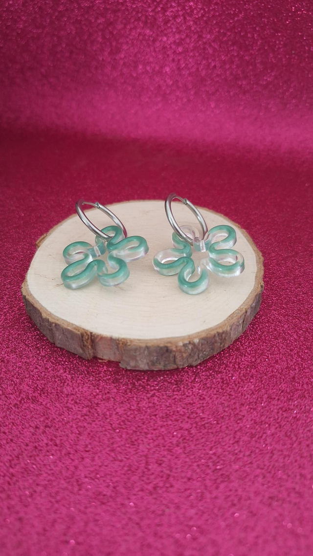 Boucles d&#039;oreilles créoles argentées fleurs vertes/transparentes