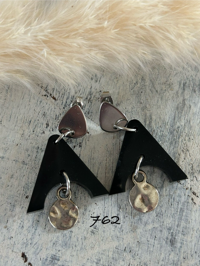 🖤Boucles d’oreilles graphiques – résine noire &amp; breloque argentée - Réf. 762