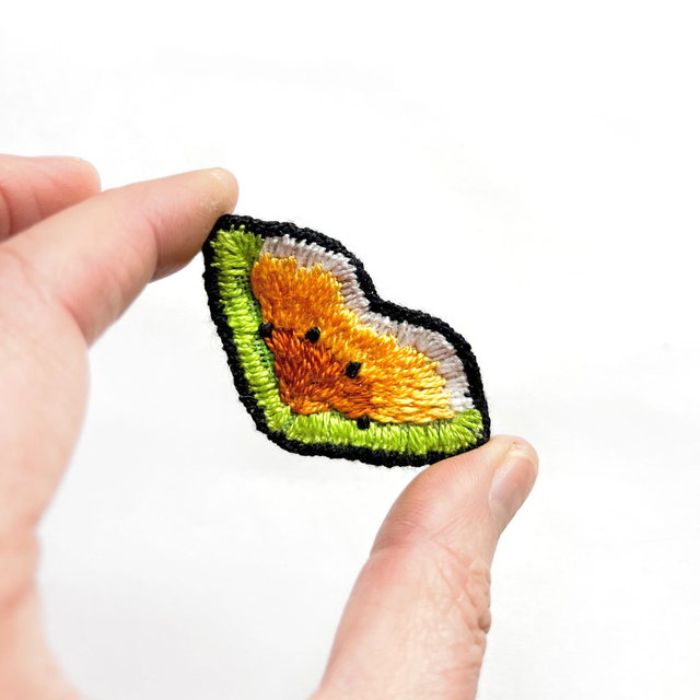 Broches peintes et brodées main (à choisir dans la liste)