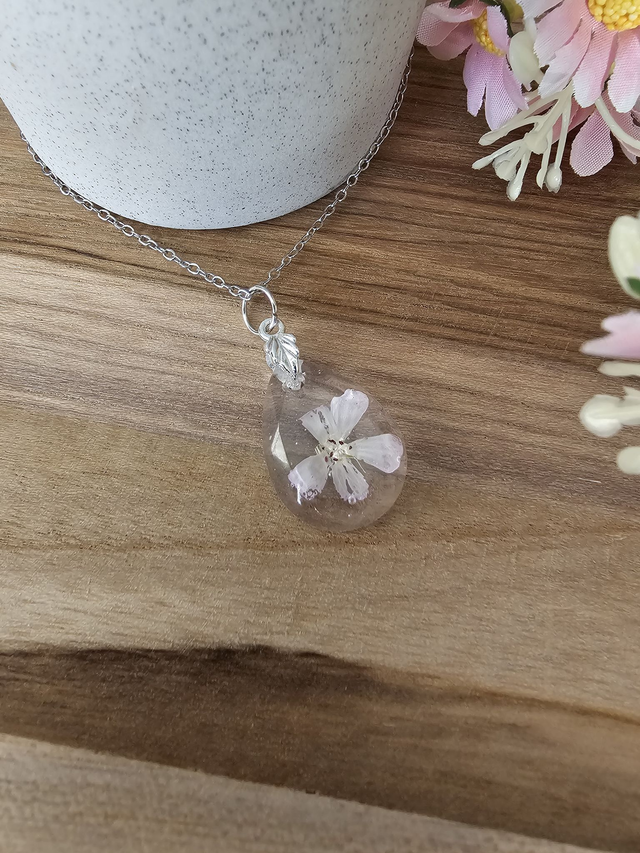 🌿 Collier Larmes de Nature -&quot;Éclosion Intemporelle&quot;– La délicatesse d’une fleur éternelle 🌿