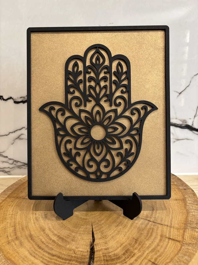 Cadre main de Fatma Noir sur fond Or