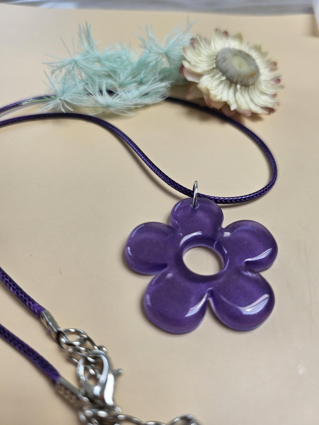 Pendentif en résine - Grande fleur violette 