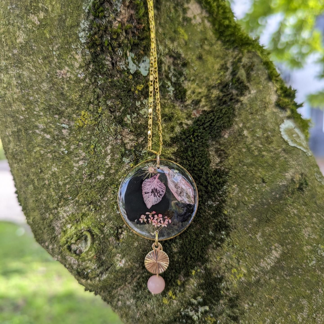 Pendentif fleurs séchées et opale rose 🩷