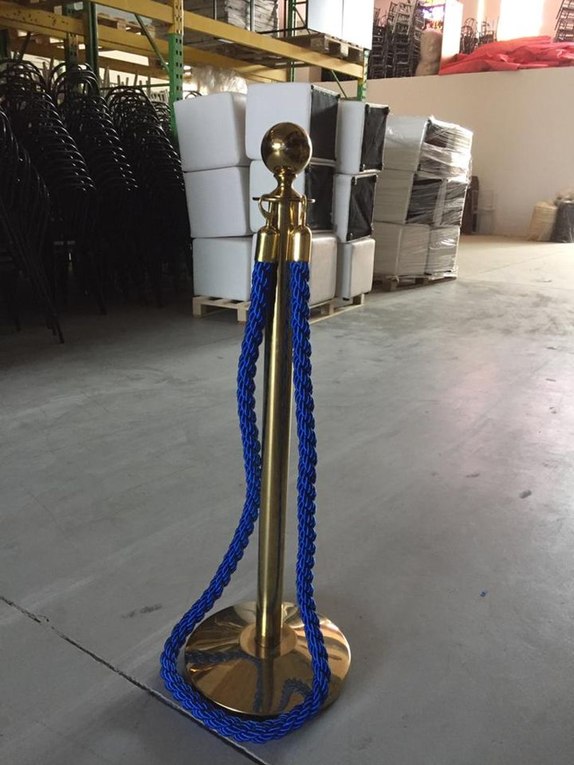 Colonnine segnapercorso in ottone con finitura gold.