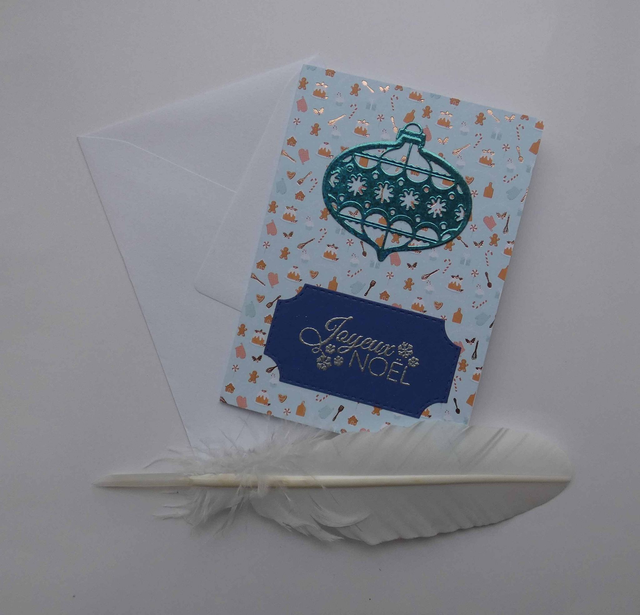 Une boule de Noël bleue