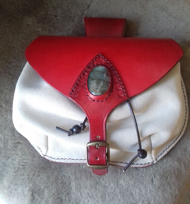 Escarcelle en cuir véritable avec pierre de labradorite 