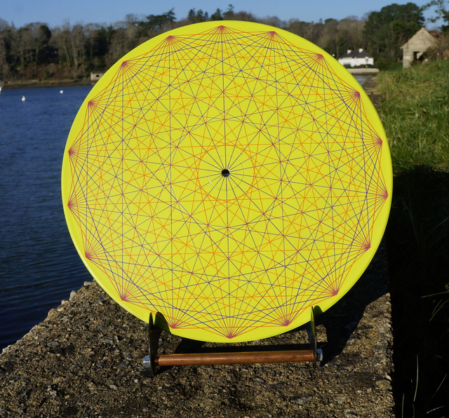 Polyèdre Régulier (Fond Jaune)