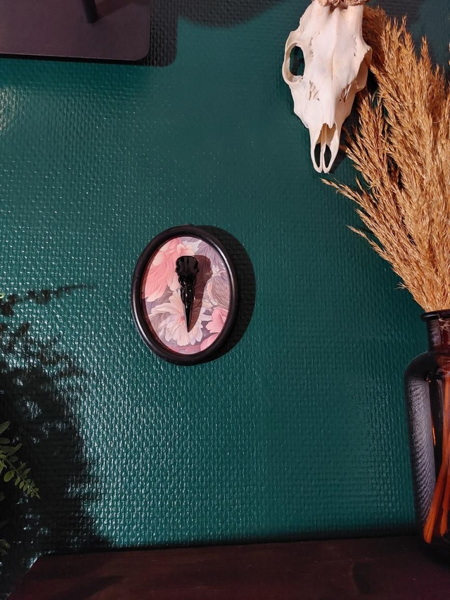 Cadre rond noir et rose corbeau