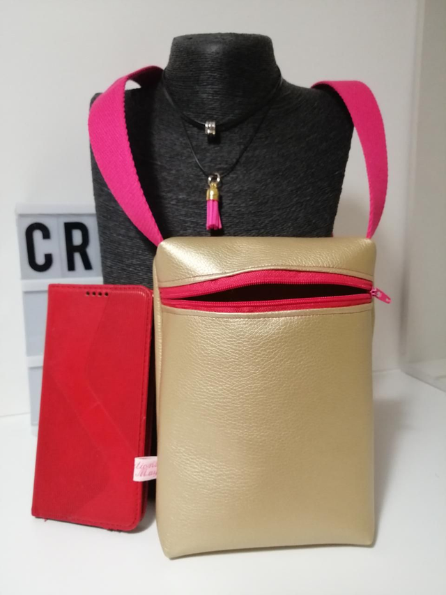 Pochette bandoulière fushia en simili-cuir 