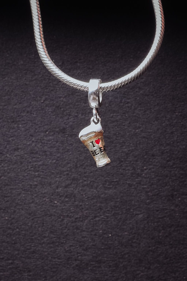 Berloque prata  copo de cerveja resinado