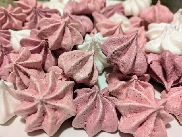 Raspberry and blackberry Italian meringue kisses. Sold in batches of 24 