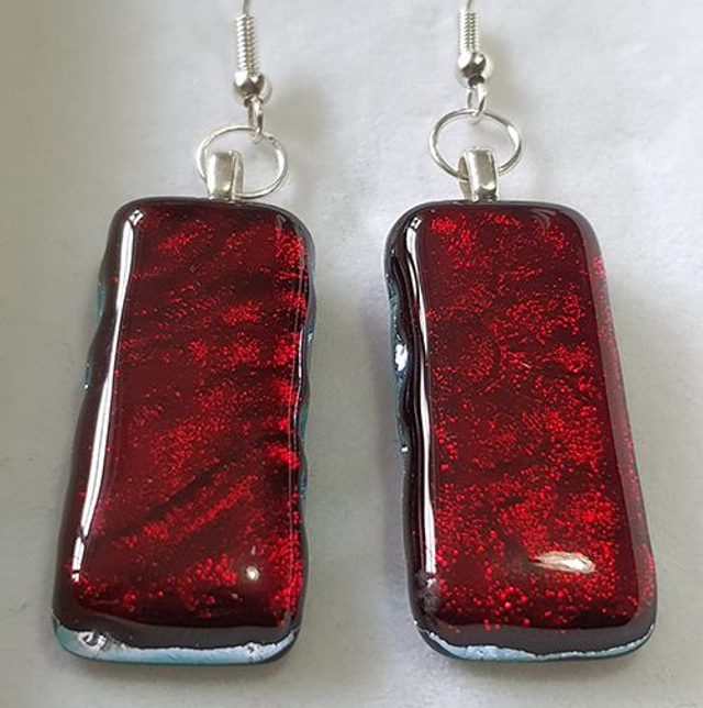 Glittery red textured fused glass dangly earrings e82