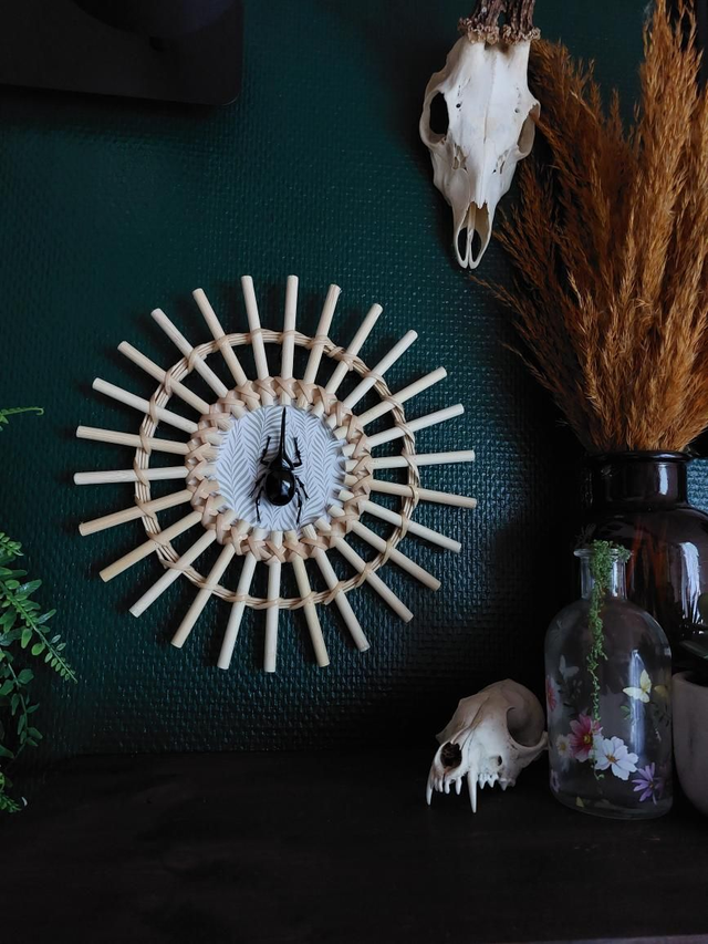 Cadre en bois avec scarabée fond feuille