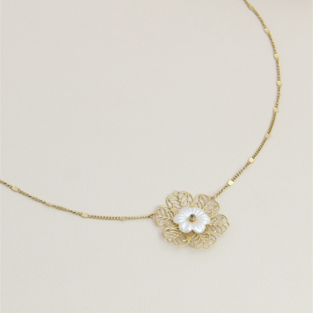 Collier fleur orné de nacre 