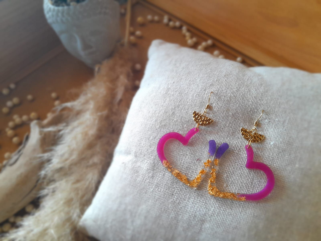 ✨ ALBA ✨ Boucles d'oreilles "cœur" en résine colorée avec feuilles dorées - Rose violet doré