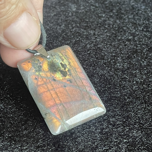 Pendentif original en Labradorite violette de Qualité AA+