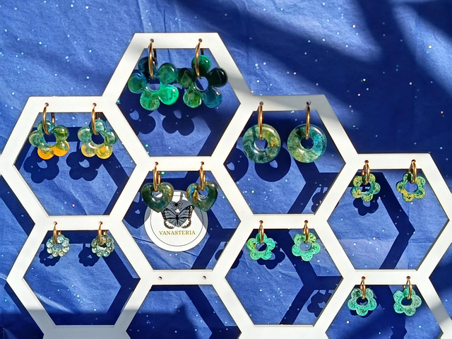 "Capture d'Ailes - Émeraude Sylvestre", pampilles en résine vert et or de Vanasteria