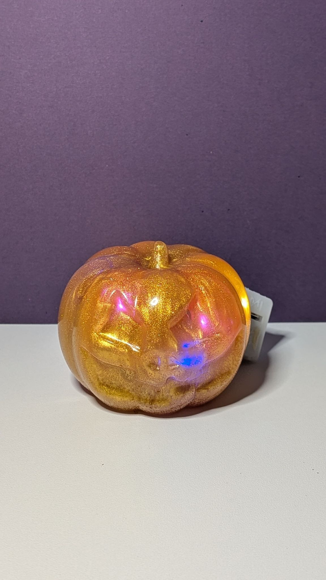 Veilleuse Citrouille en Résine Époxy – Éclat d’Or Personnalisable 