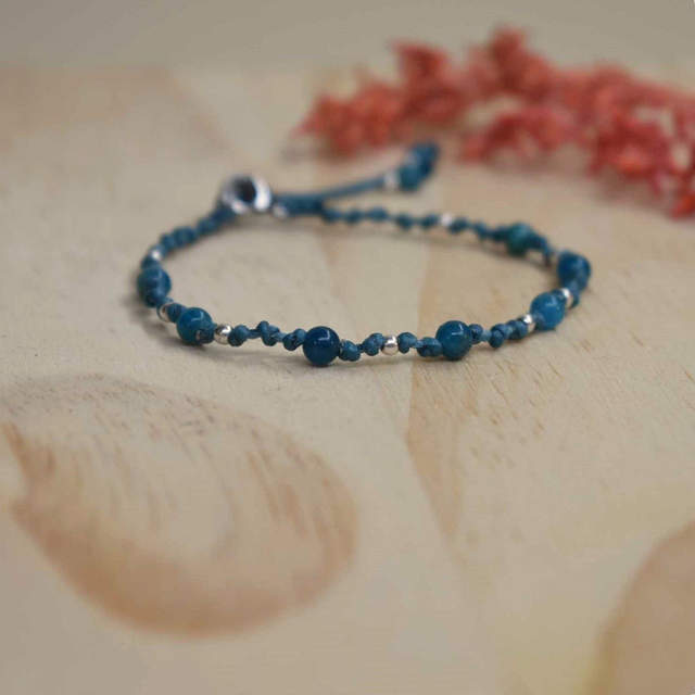 Bracelet chakra de la gorge en apatite bleue avec fil bleu
