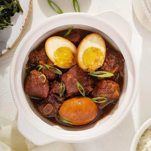 Poitrine de porc mijotée au caramel & œuf dur
