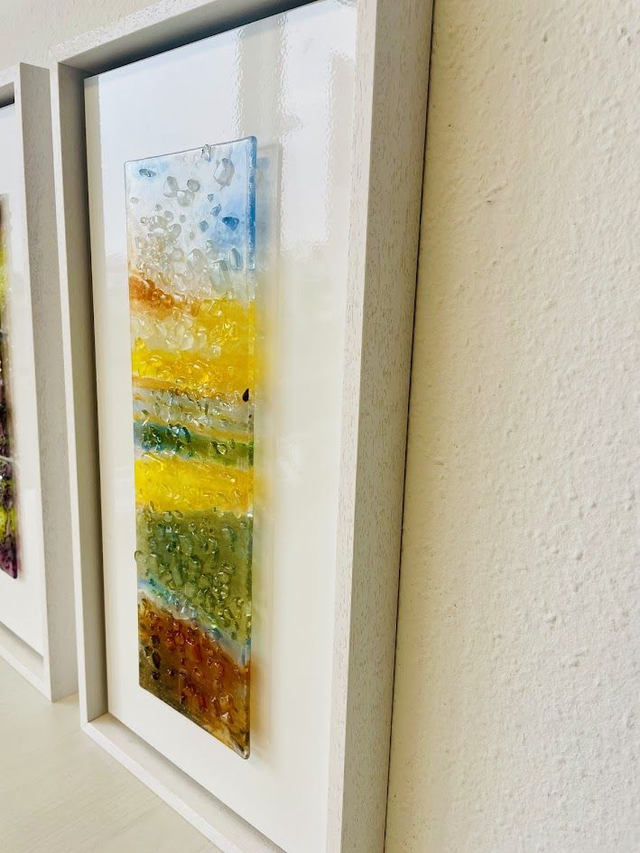 Strandkunst Glaspaneel 12x30 - op wit aluminium 20x40 - in wit houten baklijst 23x34 - Glasschildering met reliëf (1)