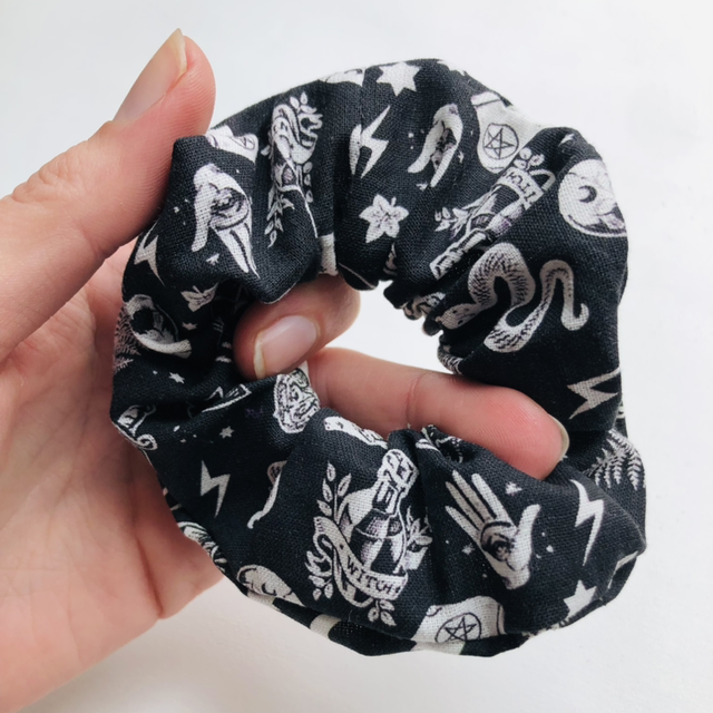 Chouchou Witchy modèle sortilège 