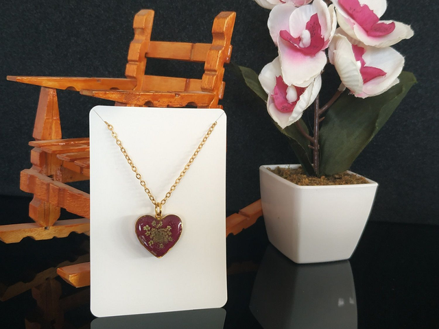 Collier doré au cœur rouge fleuri