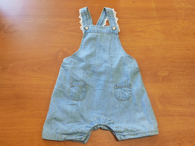 Salopette en 12 mois