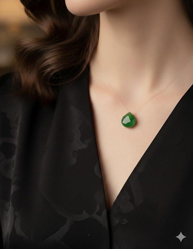 L'Élégance Discrète : La Briolette d'Agate Verte sur Fil de Crin