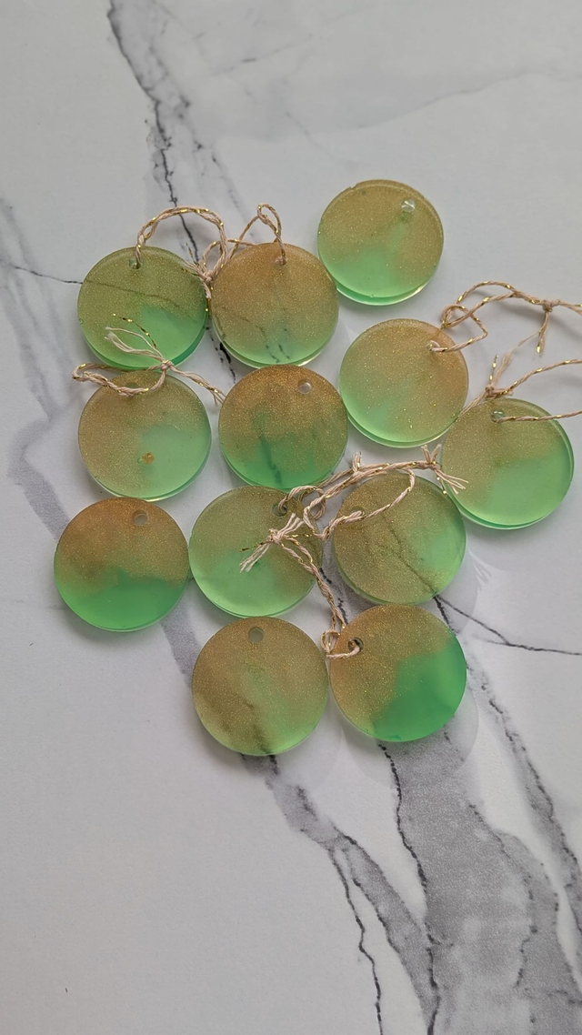 12 Suspensions de Noël en résine époxy personnalisables | couleurs vert - or 