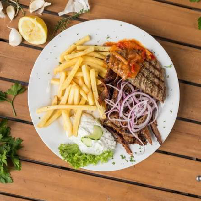 38 Mix Teller Athen Gyros Schweinefleisch,Gyros Pouletfleisch,Biftekaki Rindhacksteak Serviert mit Pommes frites,Tzatziki