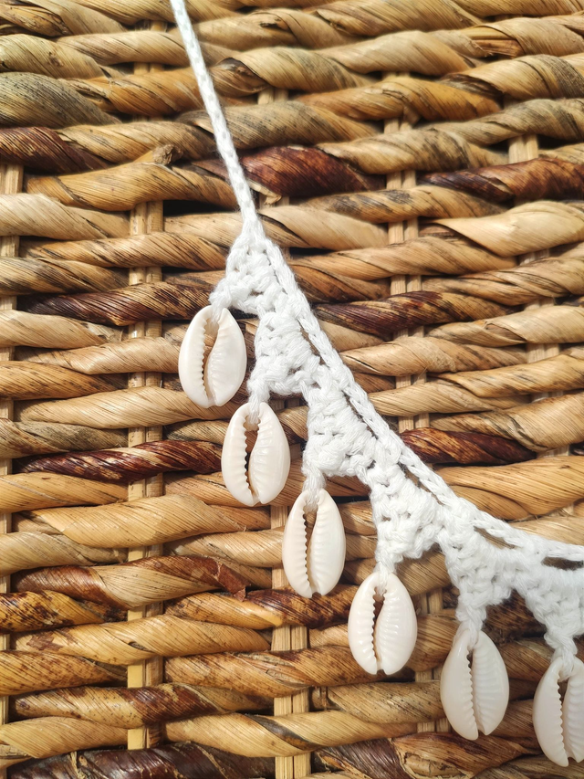 Collier en coton et cauris naturels