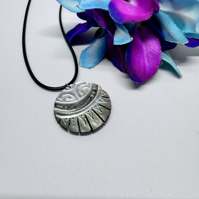 nacre gravée sur cordon 