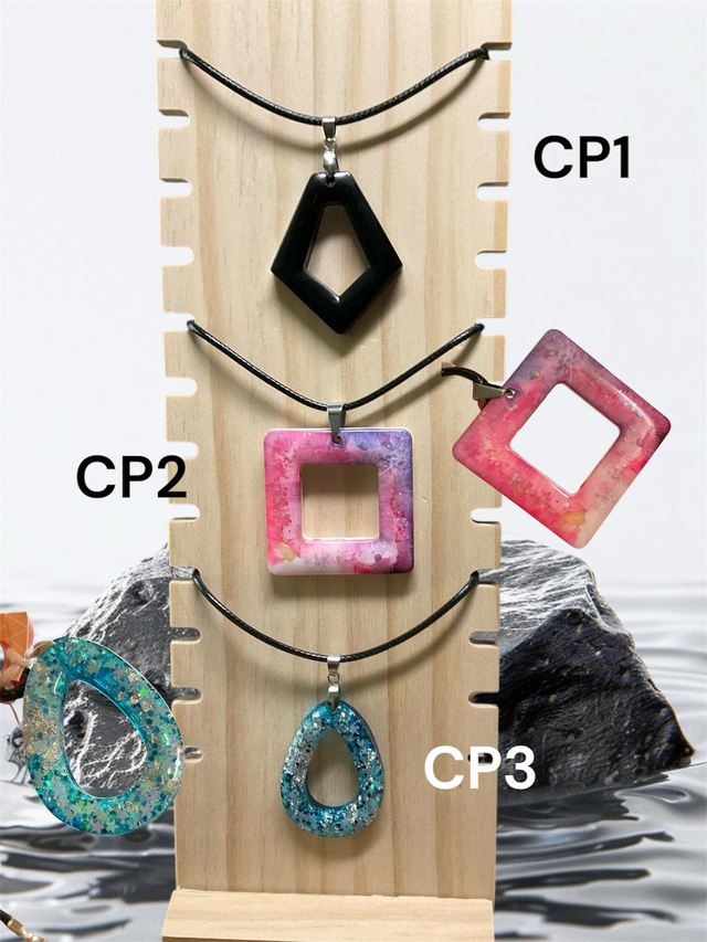 Collier & pendentif en résine  époxy (collier 45cm + 5cm de chainette d'extansion)