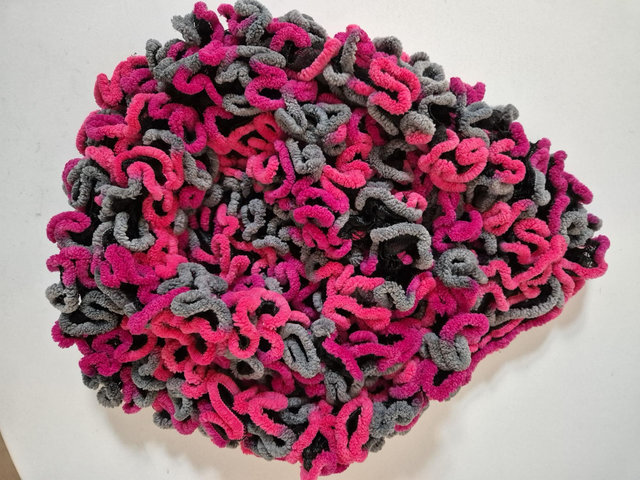 Echarpe noire et liseré chenille dégradé de gris et de rose