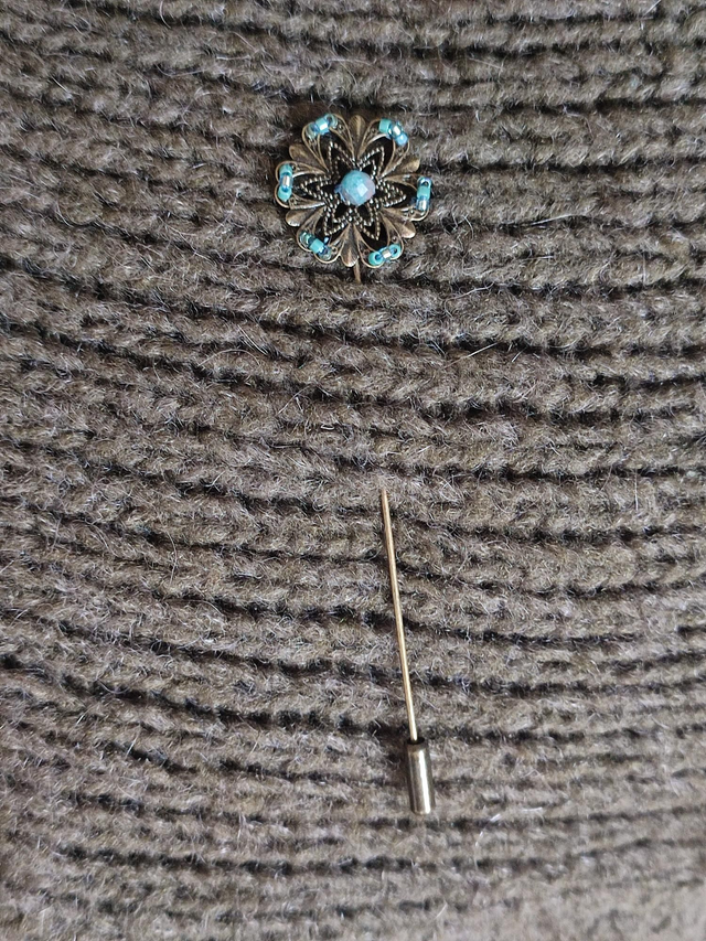 Z-Fibule en apatite ( pierres naturelles) et perles en verre bleu, bronze, pièce unique 