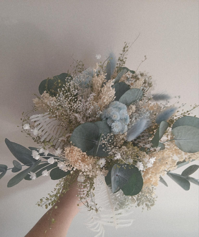 Bouquet de mariée bleu pâle et blanc 