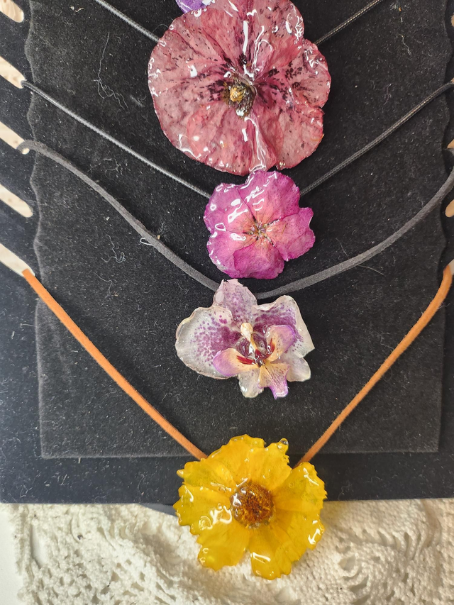 Collier fleur violette séchée et résine