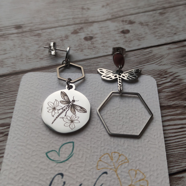 Boucles d&#039;oreilles &quot;Asymétrique&quot; Libellule gravée