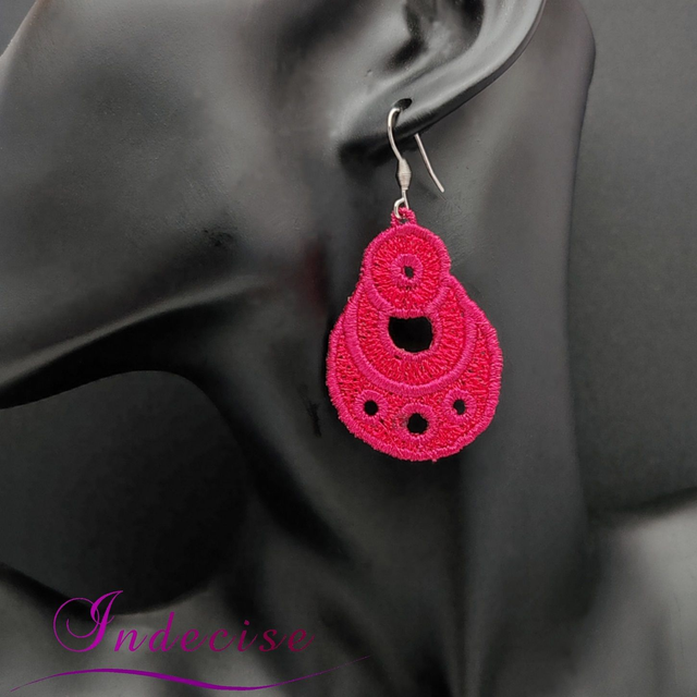 Boucles d'oreilles rouge et bordeaux, broderie en machine - Créations issues de l'artisanat français par Indecise