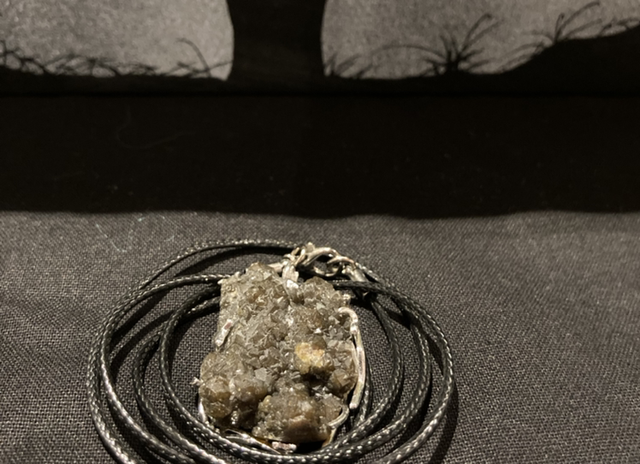 Quarts crystal pendant