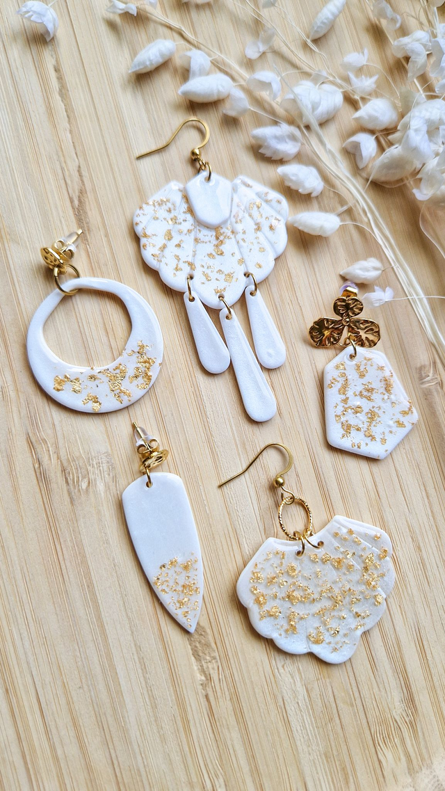 Éclat nacré doré - Boucles d&#039;oreilles en pâte polymère et résine.  