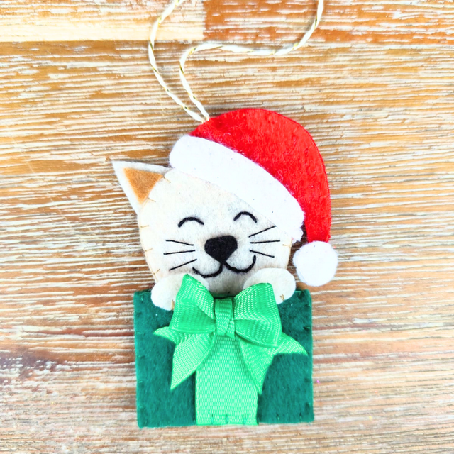 Suspension &quot;Chat &amp; Cadeau&quot; (chat beige) 