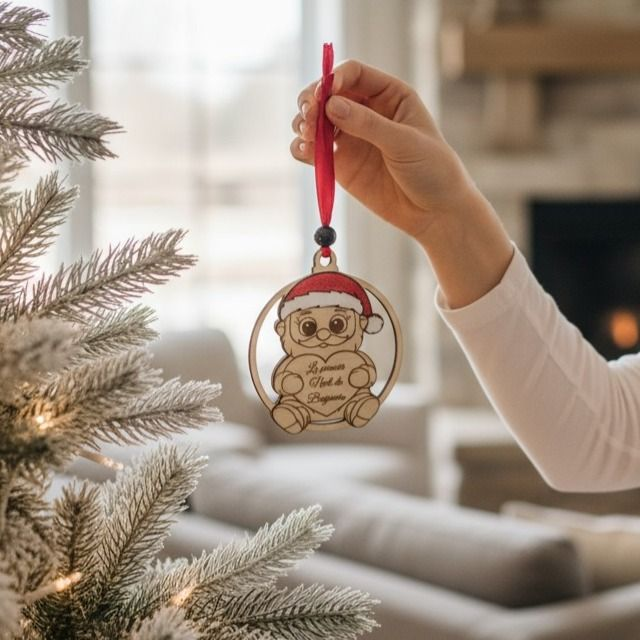 Boule de Noël en bois personnalisée - premier Noël, cadeau de naissance avec prénom, déco Père Noël