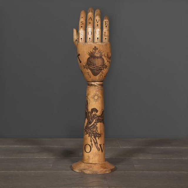 Bras tatoué "HEAVEN"